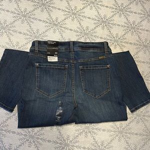 INCESSENTIALS, skinny leg, tummy control, regular fit 8S. Chorus wash.